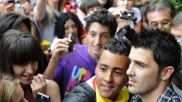 Miles de personas aclaman a David Villa ante el Ayuntamiento de Langreo