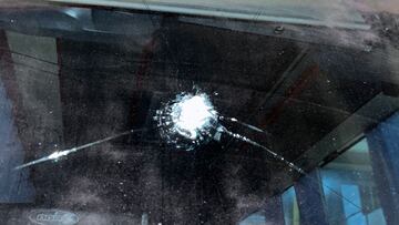 El bus de Millonarios fue atacado llegando al estadio.