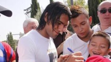 <b>ACLAMADO. </b>Todos los hinchas rojiblancos querían que la nueva estrella atlética les firmase un autógrafo. El crack colombiano lo hizo con gusto.