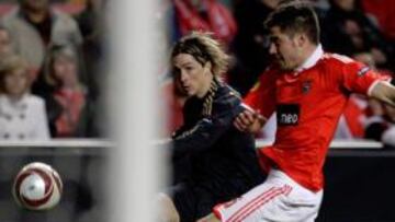<b>DUROS CON TORRES. </b>Javi García disputa un balón a Torres, que fue parado con contundencia por los jugadores del Benfica.