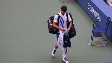 Novak Djokovic se retira descalificado del US Open.
