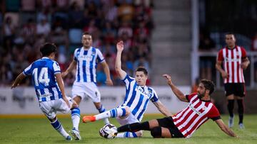 BARACALDO, SPAIN - AUGUST 05: Raul Garcia of Athletic Club competes for the ball with Igor Zubeldia of Real Sociedad during the pre-season friendly match between Athletic Club and Real Sociedad at Lasesarre Stadium on August 5, 2022, in Barakaldo, Spain. (Photo By Ricardo Larreina/Europa Press via Getty Images)