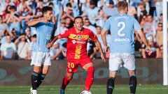 Vigo(Pontevedra)28/09/2023.- El centrocampista del Celta de Vigo Fran Beltrán (i) disputa una posesión ante Nemanja Maksimovic (c), centrocampista serbio del Getafe SAD durante el partido de la jornada 9 de Laliga celebrado en el estadio de Balaidos este domingo ante el Celta de Vigo. EFE/Salvador Sas
