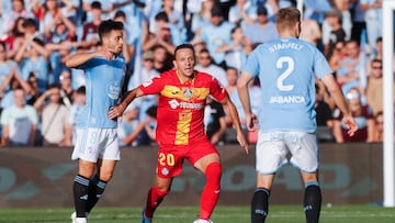 Vigo(Pontevedra)28/09/2023.- El centrocampista del Celta de Vigo Fran Beltrán (i) disputa una posesión ante Nemanja Maksimovic (c), centrocampista serbio del Getafe SAD durante el partido de la jornada 9 de Laliga celebrado en el estadio de Balaidos este domingo ante el Celta de Vigo. EFE/Salvador Sas
