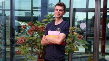 El líder de La Vuelta, Sepp Kuss, posa para AS ayer en su hotel de Torrelavega.