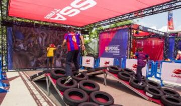 La afición del Barça disfruta de las instalaciones de la fan zone en el antiguo Matadero de Madrid.