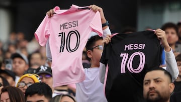 Carson (United States), 26/02/2024.- Lionel Messi fans hold up shirts with his number before the start of the Major League Soccer (MLS) match between LA Galaxy and Inter Miami at Dignity Health Sports Park in Los Angeles, California, USA, 25 February 2024. EFE/EPA/ALLISON DINNER
