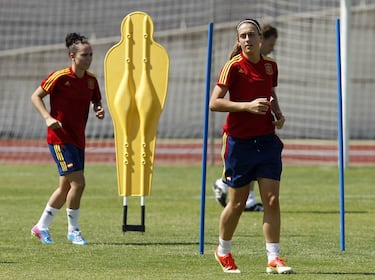 Su progresión era tal que el entonces seleccionador, Quereda, no dudó en llamar a Alexia y le hizo debutar con la selección absoluta ante Dinamarca en un partido previo a la Eurocopa de Suecia. Desde entonces, Alexia ha sido una fija con la Selección. 


 



 
