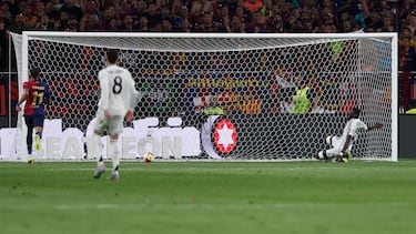 2-2. Pase al espacio de Lamine Yamal que no miden bien Antonio Rüdiger y Thibaut Courtois pero si lo hace Ferran Torres que anota a puerta vacía.