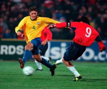 No solo es el último triunfo sobre Chile, es el único por Eliminatorias. 3-0 en el Nacional el 15 de agosto del 200 con un show de Marcelo Salas, que habilitó a Fabián Estay después de un sombrero a Assuncao, hizo la pantalla para le gol de Zamorano y marcó un golazo para el tercero.