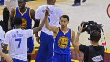 Stephen Curry celebra con Justin Holiday la victoria en el cuarto encuentro de las Finales ante los Cleveland Cavaliers que llevó el empate a la serie.