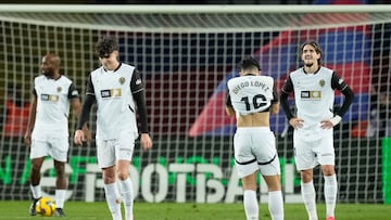 BARCELONA, 26/01/2025.- Los jugadores de Valencia abatidos al final del primer tiempo, durante el partido de la jornada 21 de LaLiga entre el FC Barcelona y el Valencia CF, este domingo en el Estadi Olímpic Lluís Companys.-EFE/ Enric Fontcuberta