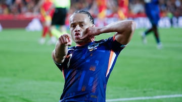Xavi Simons durante un partido con Holanda.