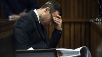 El sudafricano Oscar Pistorius durante el juicio a que se le somete en Pretoria por el presunto asesinato de su novia.