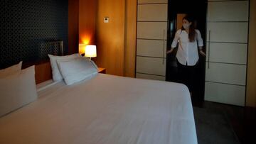 GRAFCAT3398 BARCELONA 22/10/2020.- El hotel Eurostars Grand Marina, establecimiento de cinco estrellas gran lujo situado en la zona del World Trade Center de Barcelona, promociona la campaña "Ven a cenar y te invitamos a dormir", con la que quieren atraer al turismo local, ahora que la ciudad ha quedado prácticamente vacia de turistas y poder asi capear la crisis del coronavirus. EFE/Toni Albir