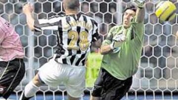 <b>PELIGRO. </b>Vieira, Cannavaro, Buffon y Kovac, de izquierda a derecha, estorban el remate de Gonzales, del Palermo, ayer en Delle Alpi.