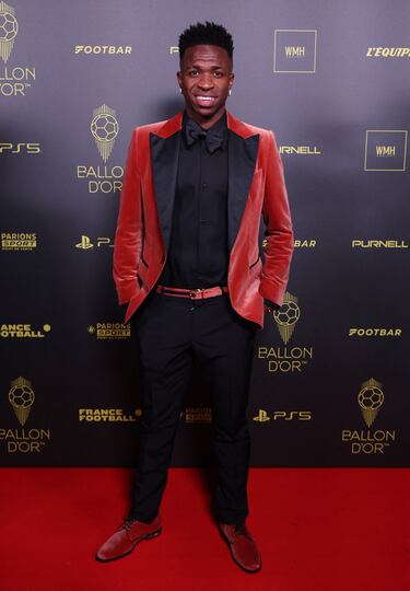 Vinicius Junior posando en la alfombra roja.