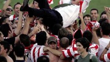 <b>GRANADA DE SEGUNDA. </b>La afición granadina saltó al campo tras el pitido final y manteó al entrenador Fabri.