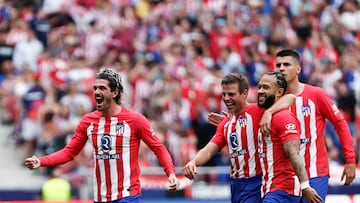MADRID, 12/05/2024.- El centrocampista argentino del Atlético de Madrid Rodrigo de Paul (i), celebra el primer gol de su equipo durante el partido de LaLiga entre el Atlético de Madrid y el Celta, este domingo en el estadio Metropolitano. EFE/ Sergio Pérez