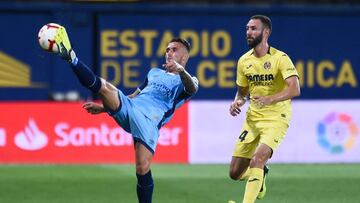 Girona&#039;s Spanish midfielder Aleix Garcia (L) challenges Villarreal&#039;s Mexicain defender Miguel Layun during the Spanish league football match between Villarreal and Girona at La Ceramica stadium in Vila-real on August 31, 2018. (Photo by JOSE JOR