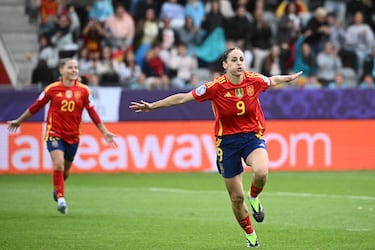 Le ha durado poco la alegría a Bélgica. Aitana recibe, se da la vuelta y filtra para Alexia. La jugadora del Barça conduce hasta filtrar en el momento justo para Esther, que dentro del área cruza el balón para poner el tercero.
