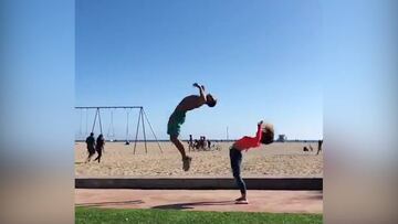 Increíble salto doble que todos quisiéramos hacer en la playa