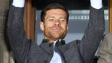 El espa&ntilde;ol, Xabi Alonso, celebrando el t&iacute;tulo de Bundesliga.