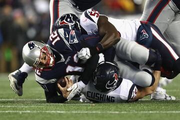 Los Patriots volvieron a tener el balón, pero el buen hacer defensivo de Texans volvió a dar vida a su ataque. Primero no dejando a BRady respirar tranquilo en el pockett y segundo...