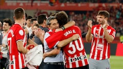 Soccer Football - Copa del Rey - Final - Athletic Bilbao v RCD Mallorca - Estadio de La Cartuja, Seville, Spain - April 7, 2024 Athletic Bilbao coach Ernesto Valverde celebrates winning the Copa del Rey with Unai Gomez REUTERS/Marcelo Del Pozo