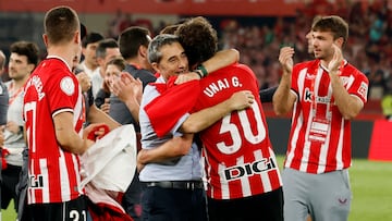Soccer Football - Copa del Rey - Final - Athletic Bilbao v RCD Mallorca - Estadio de La Cartuja, Seville, Spain - April 7, 2024 Athletic Bilbao coach Ernesto Valverde celebrates winning the Copa del Rey with Unai Gomez REUTERS/Marcelo Del Pozo