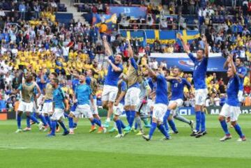Los jugadores italianos celebran al victoria. 