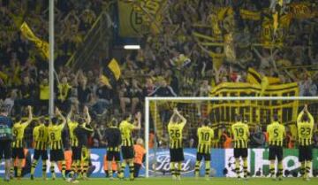 Los jugadores del Borussia agradecen a la afición su apoyo.