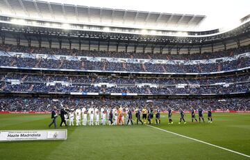 El Real Madrid y el Valladolid se saludan en el centro del campo antes del comienzo del encuentro. 