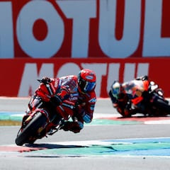 Podio de Aleix con un ala rota en la victoria de Pecco