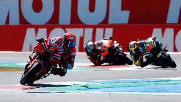 Bagnaia, Bezzecchi y Binder en la chicane de Assen.