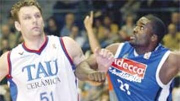 <b>SIN CONCESIONES.</b> Andy Betts y Andrae Patterson luchan por la posición para un rebote.