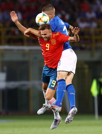 Borja Mayoral con Gianluca Mancini.