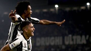 Juan Guillermo Cuadrado celebra un gol al lado del argentino Paulo Dybala.