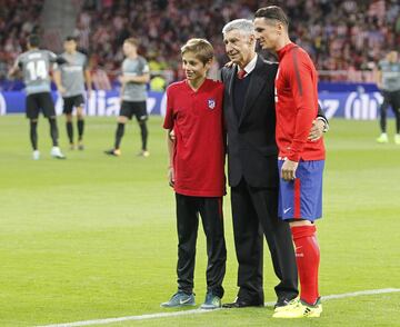 Hugo, Gárate y Fernando Torres hicieron el saque de honor.