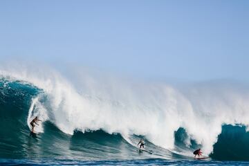 El legendario surfista Mark Healey considera que Erickson tiene el potencial para ser la mejor surfista de olas grandes del mundo, pero que siempre ha tenido un conflicto entre competir o no. Al final, tiene claro que surfea porque le gusta, pero sabe que una competición le abriría puertas. Sus drops en Waimea Bay con la marejada histórica del 16 enero, que le valieron el premioal Best Ride, le podrían haber abierto estas puertas...