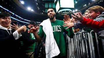 Jayson Tatum saluda al p&uacute;blico despu&eacute;s de un partido de la NBA de los Boston Celtics