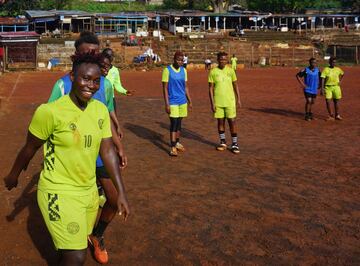 Las mujeres del Centro de Servicios Correccionales entrenan para la primera liga profesional femenina de Sierra Leona.