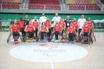 La selección española de baloncesto: Fran Lara, Jaume Llambi, Daniel Stix, David Mouriz, Jordi Ruiz, Amadou Diallo, Jesús Romero, Carlos Vera, Alejandro Zarzuela, Pablo Zarzuela, Asier García y Agustín Alejos.