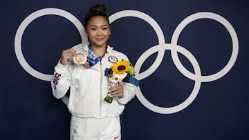 La gimnasta estadounidense termin&oacute; en la tercera posici&oacute;n de la final en las barras asim&eacute;tricas femenil, para sumar su tercera medalla en los Juegos Ol&iacute;mpicos de Tokio 2020.