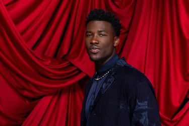 Cantante neerlandés con una balada pop que destaca por su emotividad y letras introspectivas.