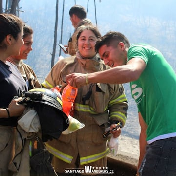 El plantel del cuadro caturro salió a la ruta, y le regaló bebidas isotónicas a los voluntarios que combaten los incendios en al región.