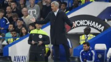 Jos&eacute; Mourinho da &oacute;rdenes durante el partido disputado por Chelsea y Southampton el pasado 3 de octubre en Stamford Bridge.