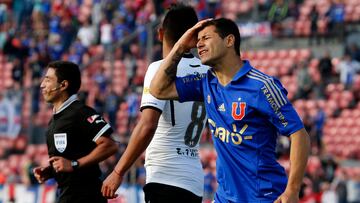 Futbol, U. de Chile vs Colo Colo.
Decimocuarta fecha, Clausura 2014.
El jugador de Universidad de Chile Rodrigo Mora, derecha, se lamenta tras desperdiciar una ocasion de gol contra Colo Colo durante el partido de primera division disputado en el estadio Nacional de Santiago, Chile