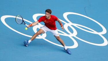 EVE3969. TOKIO, 30/07/2021.- El español Pablo Carreño devuelve la bola al ruso Karén Jachánov durante su encuentro de semifinales masculino de tenis en los Juegos Olímpicos 2020, este viernes en el Parque de Tenis de Ariake en Tokio (Japón). EFE/Kai Först