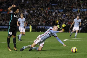 Aspas goes down under the attentions of Marcelo. Referee waves play on.